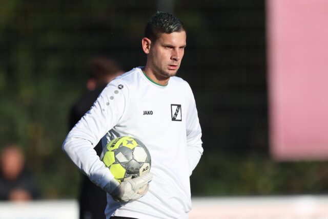 Fabian Panne von GS Cappenberg hält einen Ball unter dem Arm.