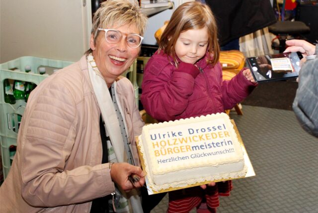 Ulrike Drossel und Enkelin Jule mit einer Torte zur Feier der gewonnenen Bürgermeisterwahl 2020.
