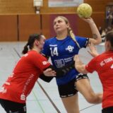 Eileen Axtmann (M.) läuft ein letztes Mal im Trikot des Königsborner SV gegen den HC TuRa Bergkamen auf.