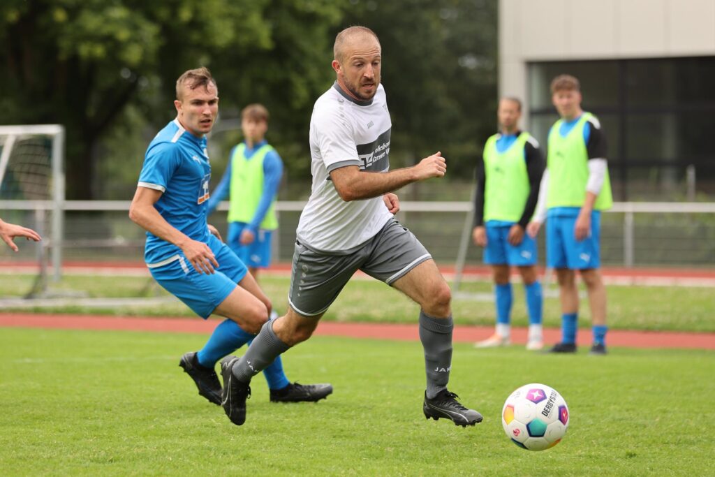 Nemanja Stanojevic im Dribbling.