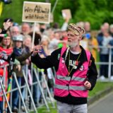 Mai 2024: Peter Gerwinat (M.) vom Bündnis Recklinghausen „Es REicht“ nimmt mit seinen Mitstreitern die anreisenden AfD-Politiker an der Gräwenkolkstraße gegenüber dem Eventzentrum. NRW lautstark in Empfang.