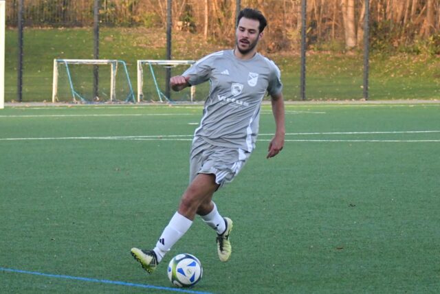 Ein Spieler von Eintracht Werne läuft mit dem Ball am Fuß über das Spielfeld.