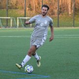 Ein Spieler von Eintracht Werne läuft mit dem Ball am Fuß über das Spielfeld.