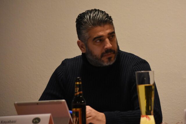 Hasan Kayabasi schaut nach links.