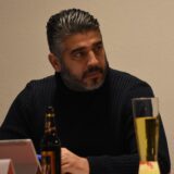 Hasan Kayabasi schaut nach links.