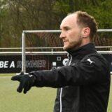 Stefan Kortmann gibt Anweisungen am Spielfeldrand. Der Unnaer ist nicht mehr Trainer bei den A-Junioren des SV Westfalia Rhynern.