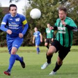Fernando Manfredi vom SV Südkirchen im Laufduell mit seinem Gegenspieler.