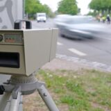 Die Kamera einer Geschwindigkeitsmesseinrichtung während einer Verkehrskontrolle