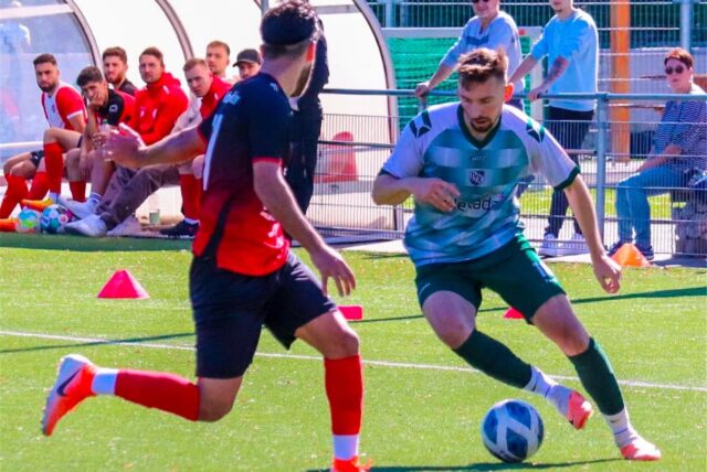 Sascha Holtze im Dress vom VfR Sölde am Ball.