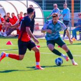 Sascha Holtze im Dress vom VfR Sölde am Ball.