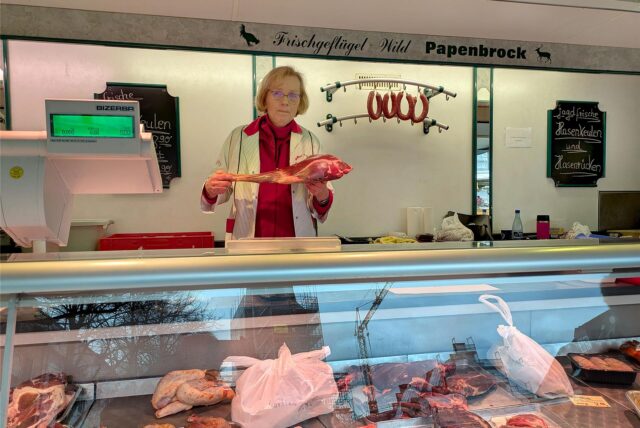 Roswitha Papenbrock von „Geflügel Papenbrock“ steht hinter der Theke ihres Verkaufswagens auf dem Wochenmarkt in Schwerte.