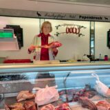 Roswitha Papenbrock von „Geflügel Papenbrock“ steht hinter der Theke ihres Verkaufswagens auf dem Wochenmarkt in Schwerte.