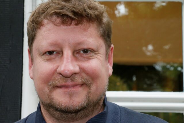 Musikschulleiter Ruslan Maximowski im Porträt.