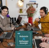 Redakteurin Lina Wiggeshoff, Rebecca Mann, Sebastian Richter und Peter Quade sitzen gemeinsam an einem Tisch. Jeder hat Kopfhörer auf, ein Mikrofon und einen Laptop vor sich.