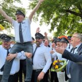 Der neue Schützenkönig Jürgen Neuhaus wird von seinen Vereinskameraden auf den Schultern getragen.
