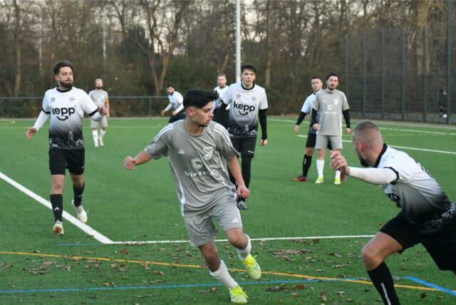 Ein Spieler von Eintracht Werne im Zweikampf mit seinem Gegenspieler vom VfK Weddinghofen.