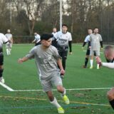 Ein Spieler von Eintracht Werne im Zweikampf mit seinem Gegenspieler vom VfK Weddinghofen.