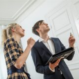 Ein Mann und eine Frau bei einer Wohnungsbesichtigung.