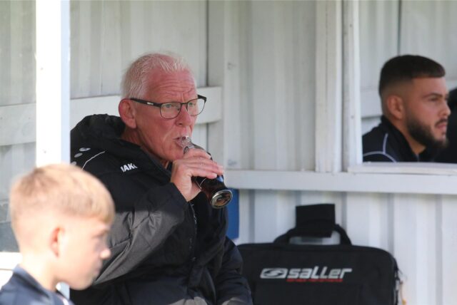 Weddinghofens Trainer Olaf Barnfeld trinkt eine Cola.