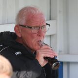 Weddinghofens Trainer Olaf Barnfeld trinkt eine Cola.