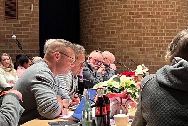 Heiko Buchalik erklärte in der Ratssitzung am 19. Dezember seinen Austritt aus der IKS-Fraktion, neben ihm hört sein bisheriger Fraktionskollege Ralf Piekenbrock zu.