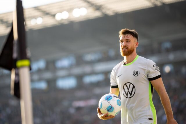 Salih Özcan schaut Richtung Tribüne.