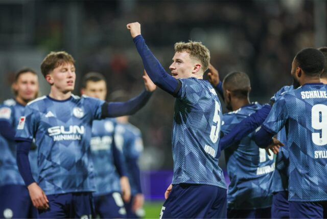 20.12.2024, Fußball, Saison 2024/2025, 2. Bundesliga, 17. Spieltag, SV Elversberg – FC Schalke 04, Derry John Murkin (FC Schalke 04) jubelt.