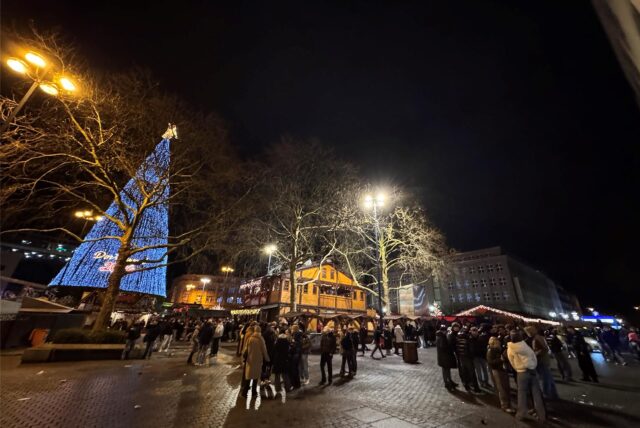 Der Dortmunder Weihnachtsmarkt am späten Freitagabend: Viele haben von dem Anschlag in Magdeburg nichts mitbekommen.