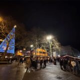 Der Dortmunder Weihnachtsmarkt am späten Freitagabend: Viele haben von dem Anschlag in Magdeburg nichts mitbekommen.