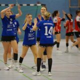 Schluss-Sirene in Bergkamen: Der Königsborner SV mit Haupttorschützin Jona Krollmann (l.) setzte sich mit 33:31 beim HC TuRa durch.