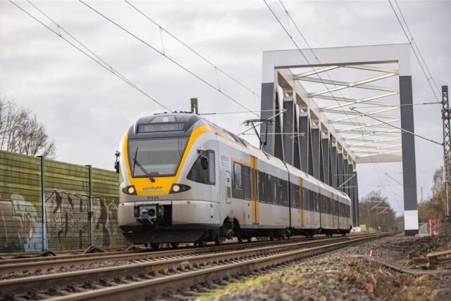 Eine RB 59 fährt über die neue Eisenbahnbrücke über die A1 bei Unna