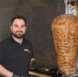 Fotomontage: Links im Bild Wilhelm Lohmann vor seiner Drogerie, rechts im Bild Hüseyin Çetin vor einem Döner-Spieß.