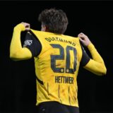 Julian Hettwer zieht die Schultern seines Trikots hoch.