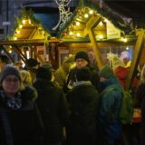 Eine Menschengruppe am Samstag (21.12.) auf dem Weihnachtsmarkt in Unna.