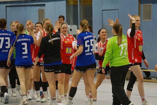 Die Teams des HC TuRa Bergkamen und des Königsborner SV klatschen sich zum Spielbeginn ab. Der KSV gewann das Duell mit 33:31.