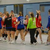 Die Teams des HC TuRa Bergkamen und des Königsborner SV klatschen sich zum Spielbeginn ab. Der KSV gewann das Duell mit 33:31.