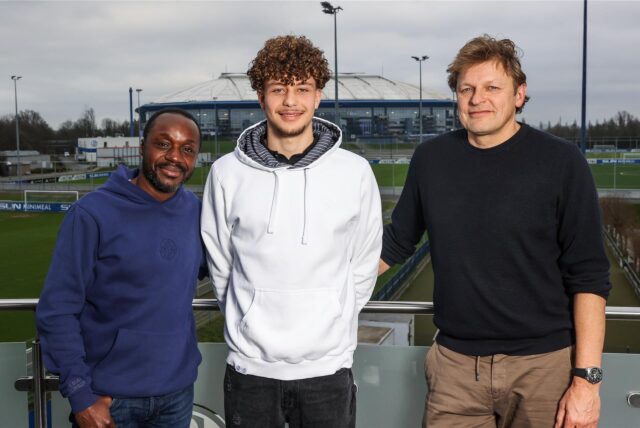 Mika Khadr wird Schalke-Profi. Kaderplaner Ben Manga und Interims-Sportdirektor Youri Mulder setzen große Hoffnungen auf den Youngster.
