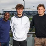 Mika Khadr wird Schalke-Profi. Kaderplaner Ben Manga und Interims-Sportdirektor Youri Mulder setzen große Hoffnungen auf den Youngster.