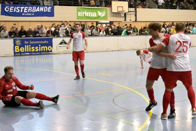 Spieler des BV Lünen jubeln.