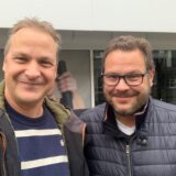 Oliver Rasche und Oliver Rasche stehen vor einem Hotel in Bochum.