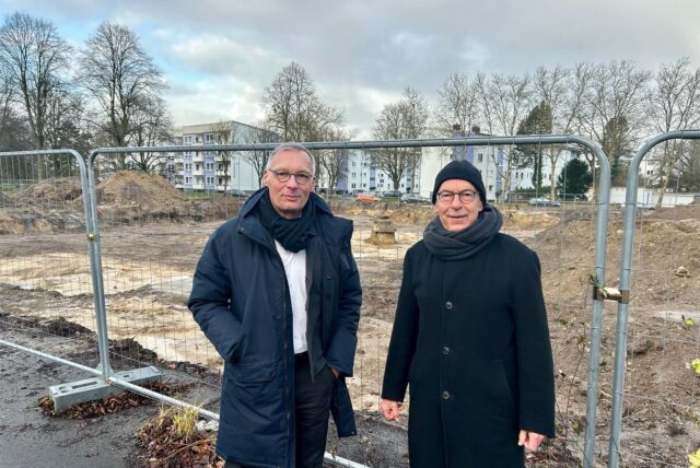 Die BDA-Architekten Marcus Patrias und Norbert Post tehen vor der Baugrube für den ersten Bauabschnitt der „Lanstroper Wohnhöfe“ in Dortmund.
