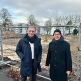 Die BDA-Architekten Marcus Patrias und Norbert Post tehen vor der Baugrube für den ersten Bauabschnitt der „Lanstroper Wohnhöfe“ in Dortmund.