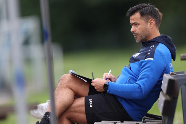 Deniz Sahin sitzt am Seitenrand beim SV Südkirchen.