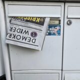 Eine Zeitung in einem Briefkasten.