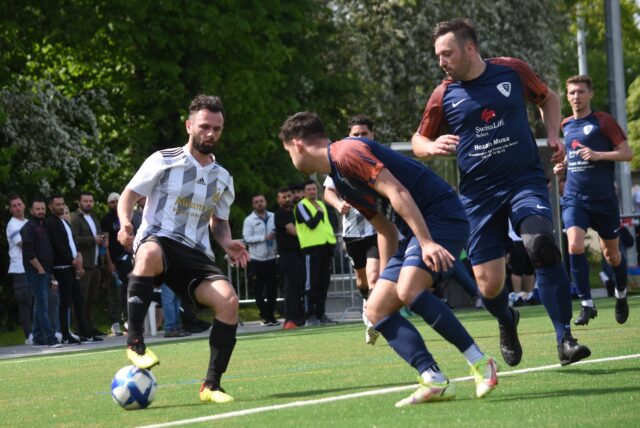 Spieler im Zweikampf.