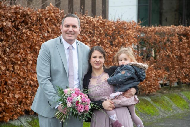 Angelina (geborene Waldert) und Andreas Rühlemann haben auf dem Standesamt zu Castrop-Rauxel geheiratet. Mit auf dem Foto ist Tochter Mathilda.