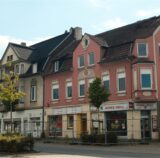 Die zum Abriss freigegebenen Häuser an der Kreisstraße stehen komplett leer.  Bürgermeister Thomas Orlowski hat inzwischen nicht nur telefonisch zielführende Gespräche mit einem möglichen Investor geführt.