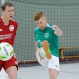 Ein Spieler der SG Eintracht Ergste schießt.