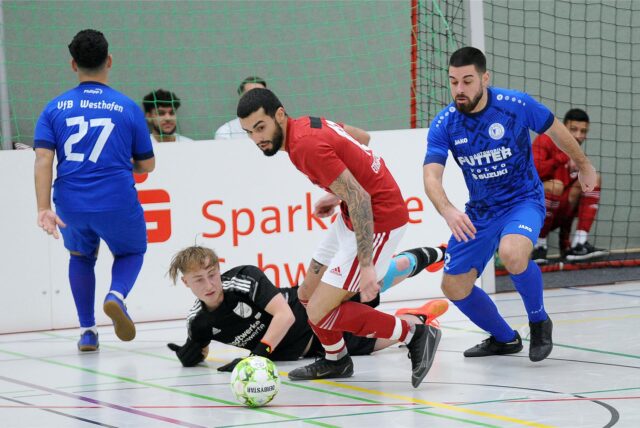 Kampf um den Ball auf dem Hallenparkett.
