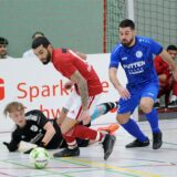 Kampf um den Ball auf dem Hallenparkett.